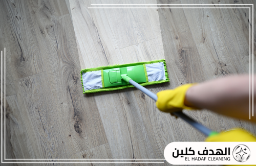 تنظيف أرضيات خشبية بالدمام باستخدام ممسحة احترافية من شركة الهدف كلين